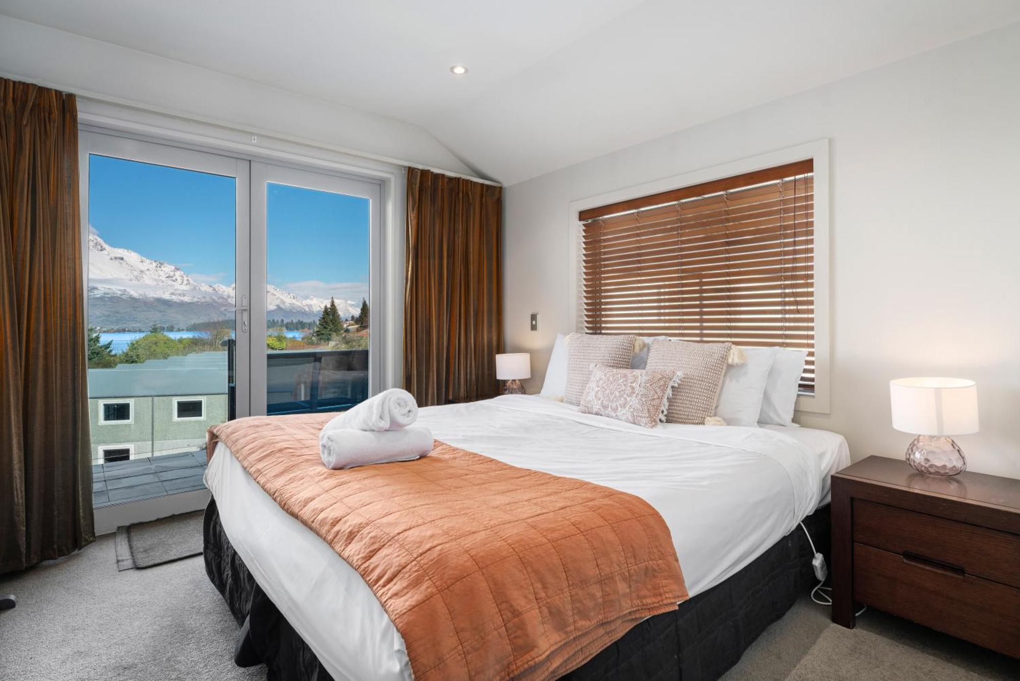 Lakefront Living - 4 Bedrm Apartment Alpine Vilage Queenstown Exteriör bild